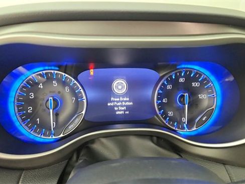 Used 2022 Chrysler Pacifica Touring-L image 11