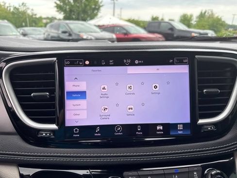 Used 2023 Chrysler Pacifica Touring-L FWD image 26