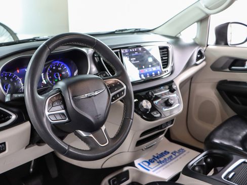 Used 2023 Chrysler Pacifica Touring-L FWD image 22