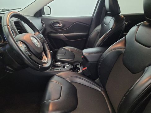 Used 2019 Jeep Cherokee Latitude Plus w/ Comfort/Convenience Group image 17