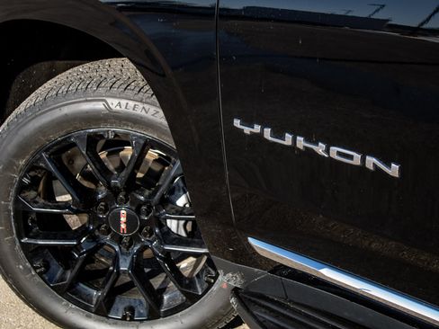 Used 2022 GMC Yukon XL SLT w/ SLT Premium Package image 9