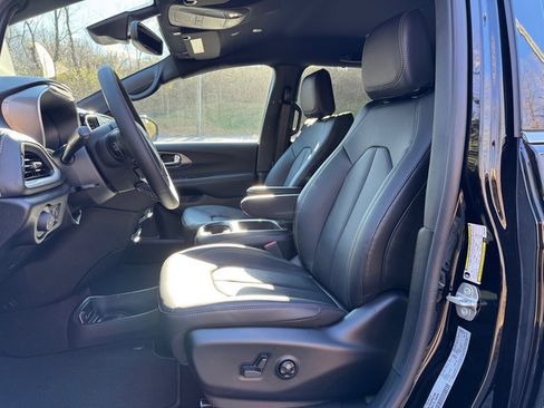 Used 2025 Chrysler Pacifica Select image 11