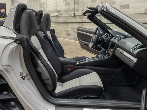 Used 2021 Porsche 718 Boxster RWD image 37