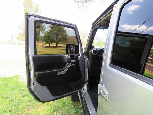 Used 2013 Jeep Wrangler Unlimited Rubicon AWD/4WD image 20