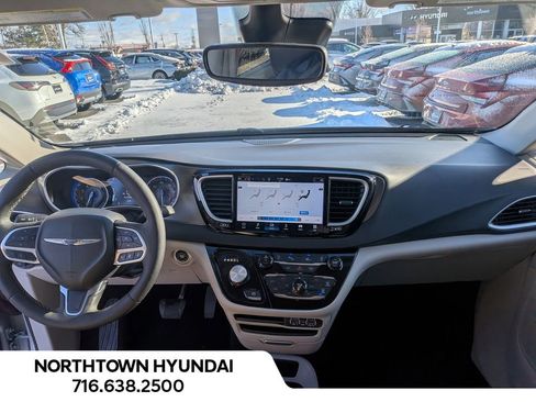 Used 2024 Chrysler Pacifica Touring-L image 9