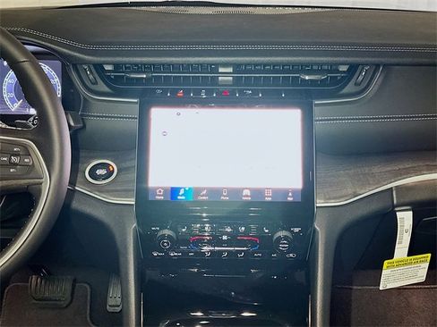 New 2025 Jeep Grand Cherokee Limited w/ Luxury Tech Group II image 9