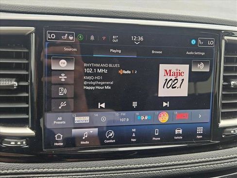 Used 2024 Chrysler Pacifica Limited FWD image 11