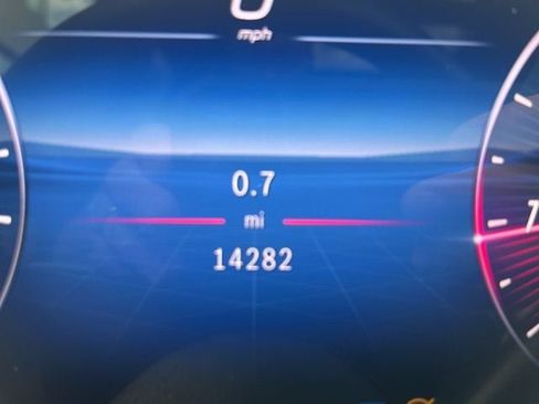 Used 2025 Mercedes-Benz GLC 300 4MATIC image 27