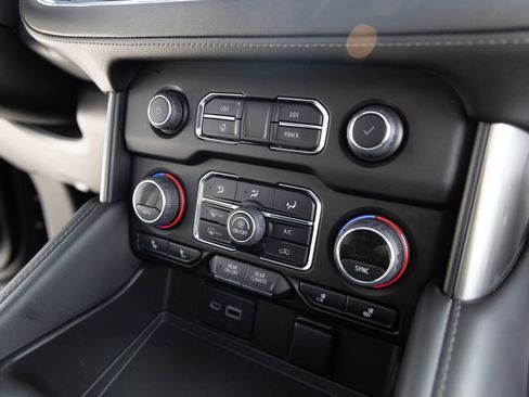 Used 2022 Chevrolet Suburban Z71 w/ Luxury Package image 26