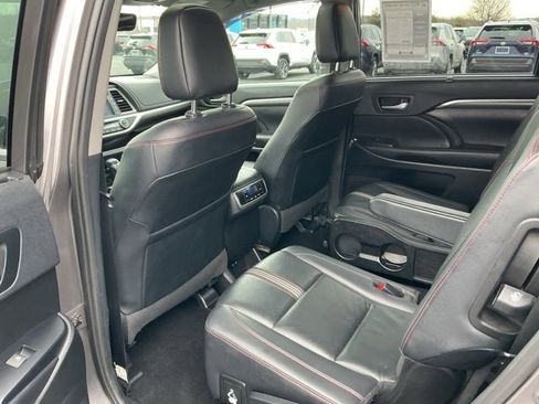 Used 2019 Toyota Highlander SE image 22