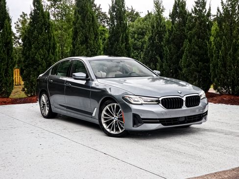 Used 2021 BMW 530i w/ Premium Package RWD image 2