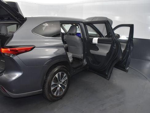 Used 2023 Toyota Highlander XLE FWD image 24