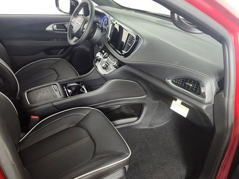 New 2026 Chrysler Pacifica Limited w/ S Appearance Package image 36