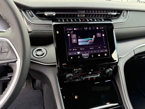 New 2025 Jeep Grand Cherokee Altitude image 17