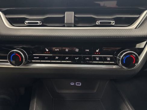 Used 2025 Chevrolet Equinox LT w/ Convenience Package II image 17