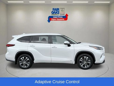 Used 2023 Toyota Highlander XLE AWD/4WD image 6
