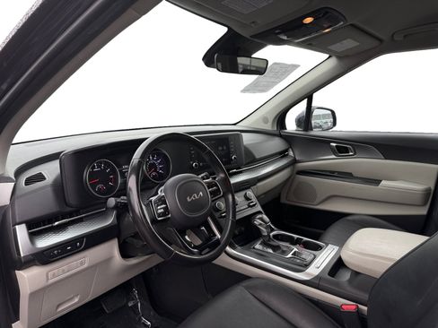 Used 2024 Kia Carnival LX image 9