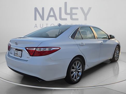 Used 2017 Toyota Camry XLE w/ Moonroof Package FWD image 5