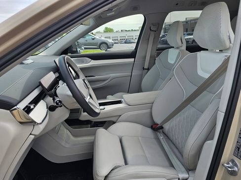 Used 2025 Volvo EX90 Ultra AWD/4WD image 3