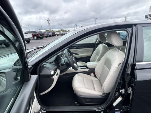 Used 2024 Nissan Altima 2.5 SV FWD image 12