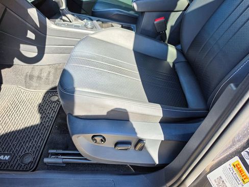 Certified 2023 Volkswagen Tiguan SE w/ Panoramic Sunroof Package AWD/4WD image 13