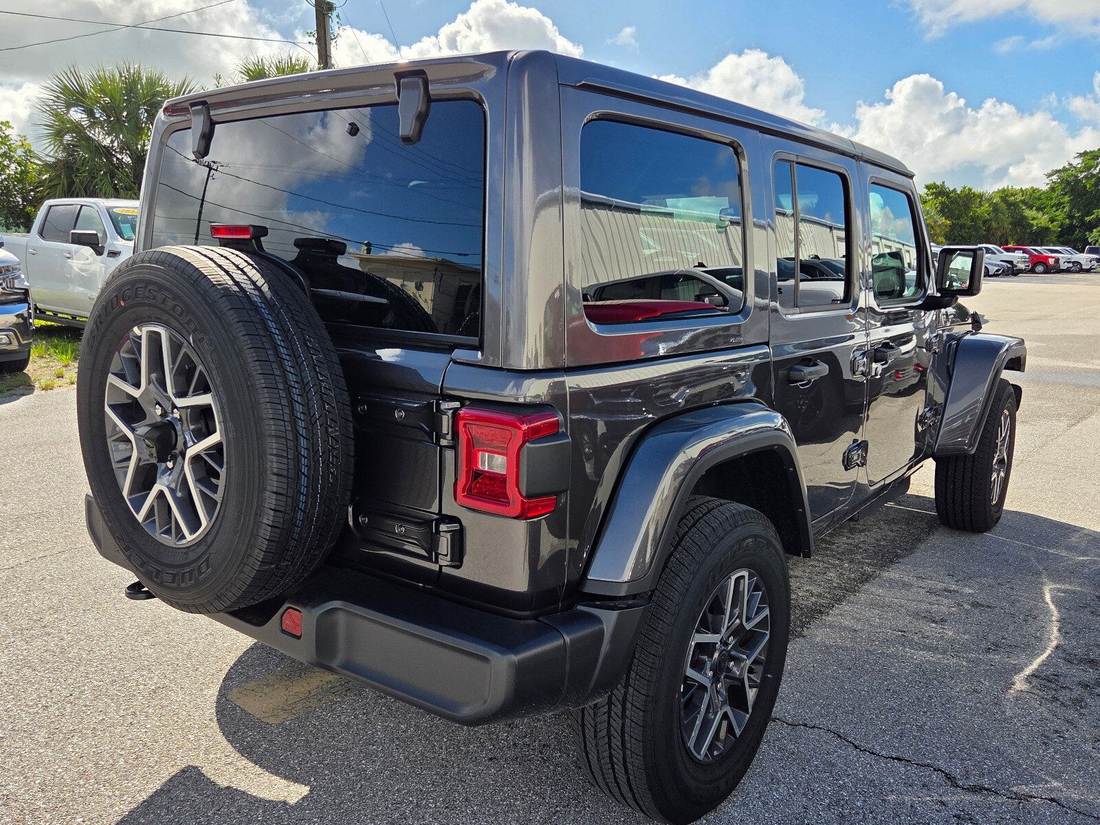 Used 2026 Jeep Wrangler Unlimited Sahara AWD/4WD image 3
