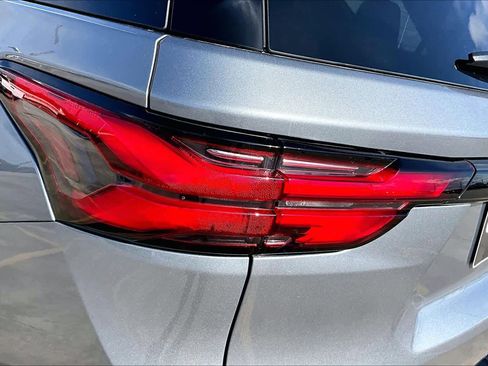 Used 2023 Chevrolet Traverse Premier w/ Redline Edition image 28