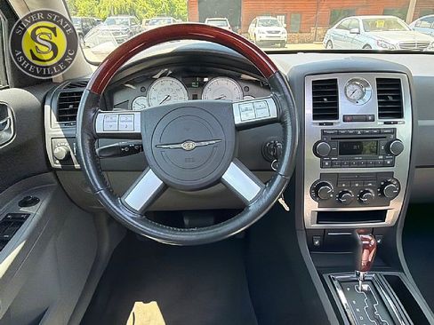Used 2005 Chrysler 300 Touring RWD image 26