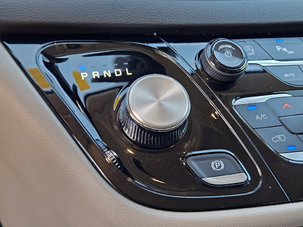 Used 2024 Chrysler Pacifica Touring-L FWD image 27
