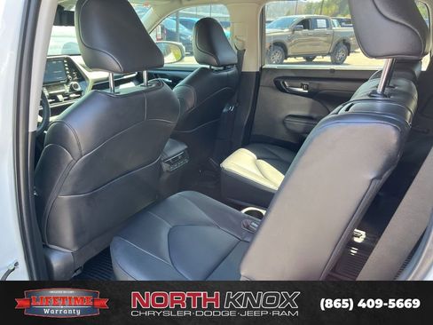 Used 2022 Toyota Highlander XLE image 7
