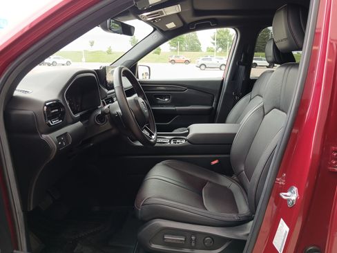 Used 2025 Honda Pilot Black Edition image 7