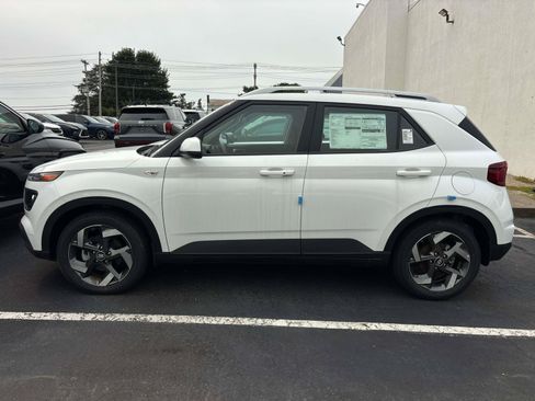 Used 2026 Hyundai Venue SEL FWD image 2