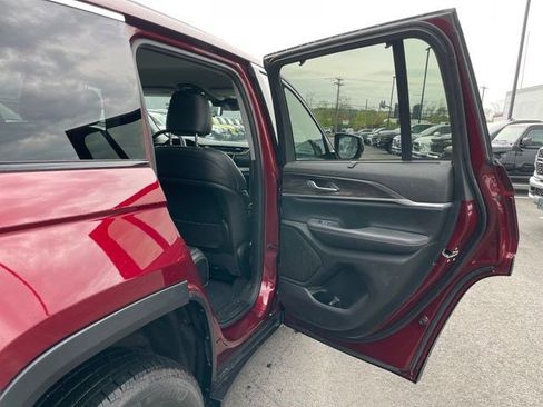 Certified 2023 Jeep Grand Cherokee Limited w/ Luxury Tech Group II AWD/4WD image 17