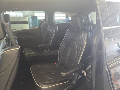 Used 2019 Chrysler Pacifica Limited w/ S Appearance Package FWD image 8