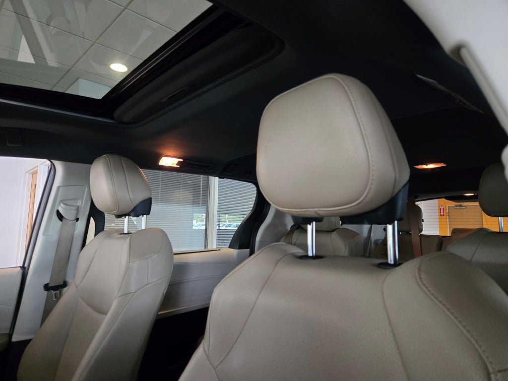 Used 2023 Toyota Sienna XLE AWD/4WD image 23
