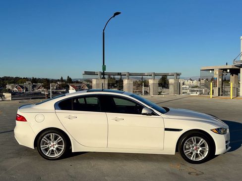 Used 2017 Jaguar XE Premium RWD image 4