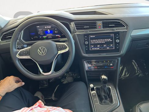 Used 2022 Volkswagen Tiguan SE FWD image 3