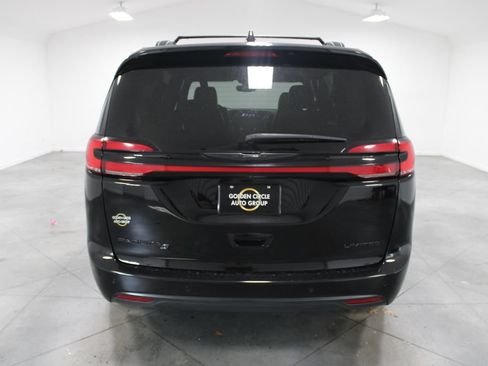 Used 2025 Chrysler Pacifica Limited FWD image 8