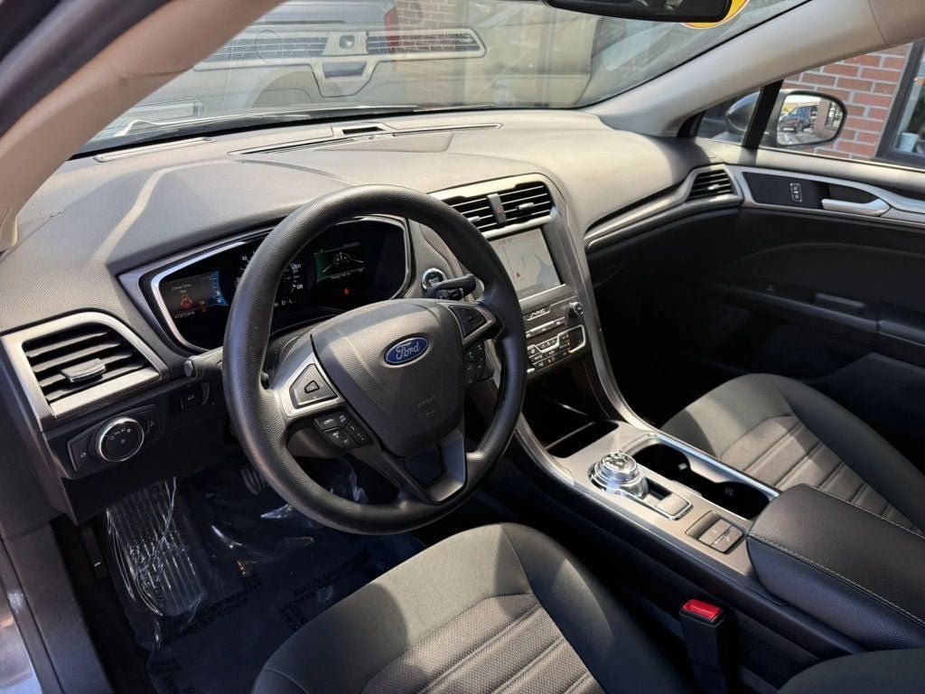 Used 2020 Ford Fusion SE FWD image 8