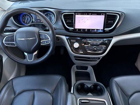 Used 2023 Chrysler Pacifica Touring-L image 14