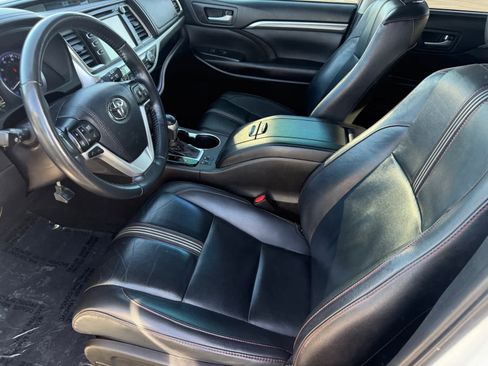 Used 2019 Toyota Highlander SE image 12