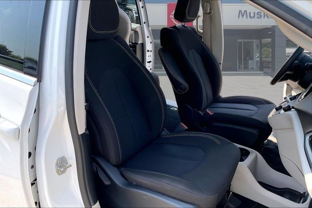 Used 2023 Chrysler Voyager LX FWD image 28