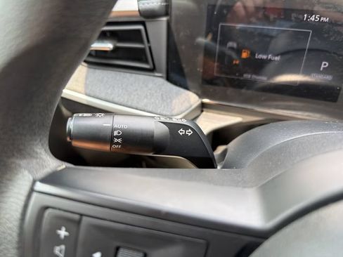 Used 2025 Nissan Kicks SV AWD/4WD image 15