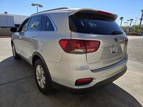 Used 2020 Kia Sorento LX w/ LX I4 Convenience Package image 3