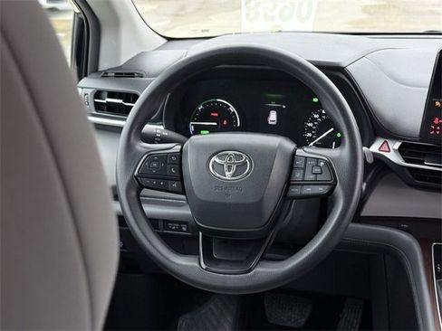 Certified 2024 Toyota Sienna LE image 21