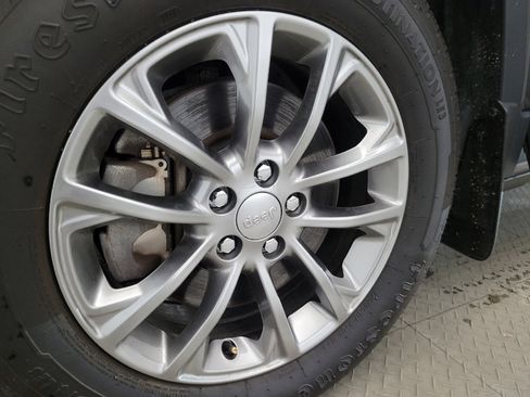 Used 2019 Jeep Cherokee Latitude Plus w/ Cold Weather Group image 31