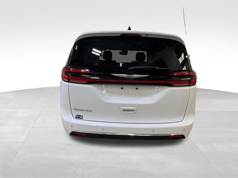 Used 2023 Chrysler Pacifica Touring-L FWD image 4