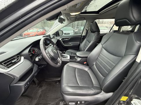 Used 2022 Toyota RAV4 XLE Premium image 18