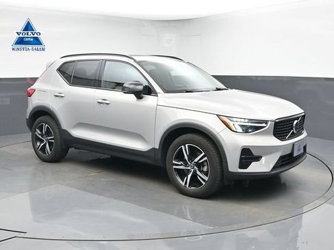 Used 2024 Volvo XC40 B5 Core AWD/4WD image 1