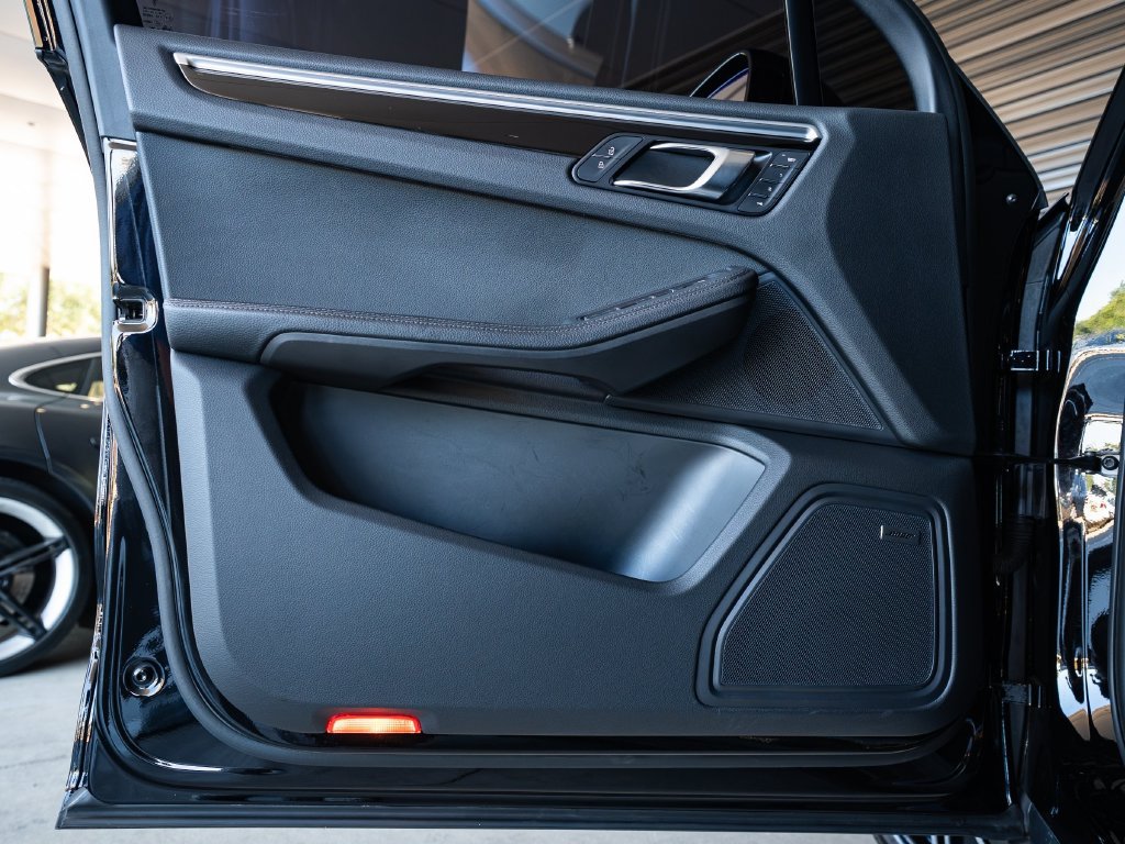Certified 2024 Porsche Macan AWD/4WD image 22